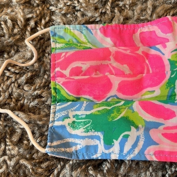 LILLY Pulitzer Face Mask - Picture 2 of 6